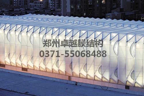 夜間車站透出柔和的燈光讓人感到非常的溫馨、輕松