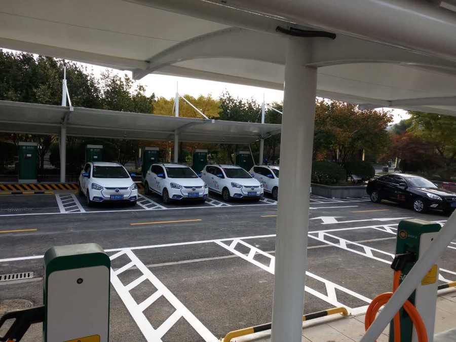 七字型的汽車停車棚，也是汽車蓬里，使用比較多的一款造型