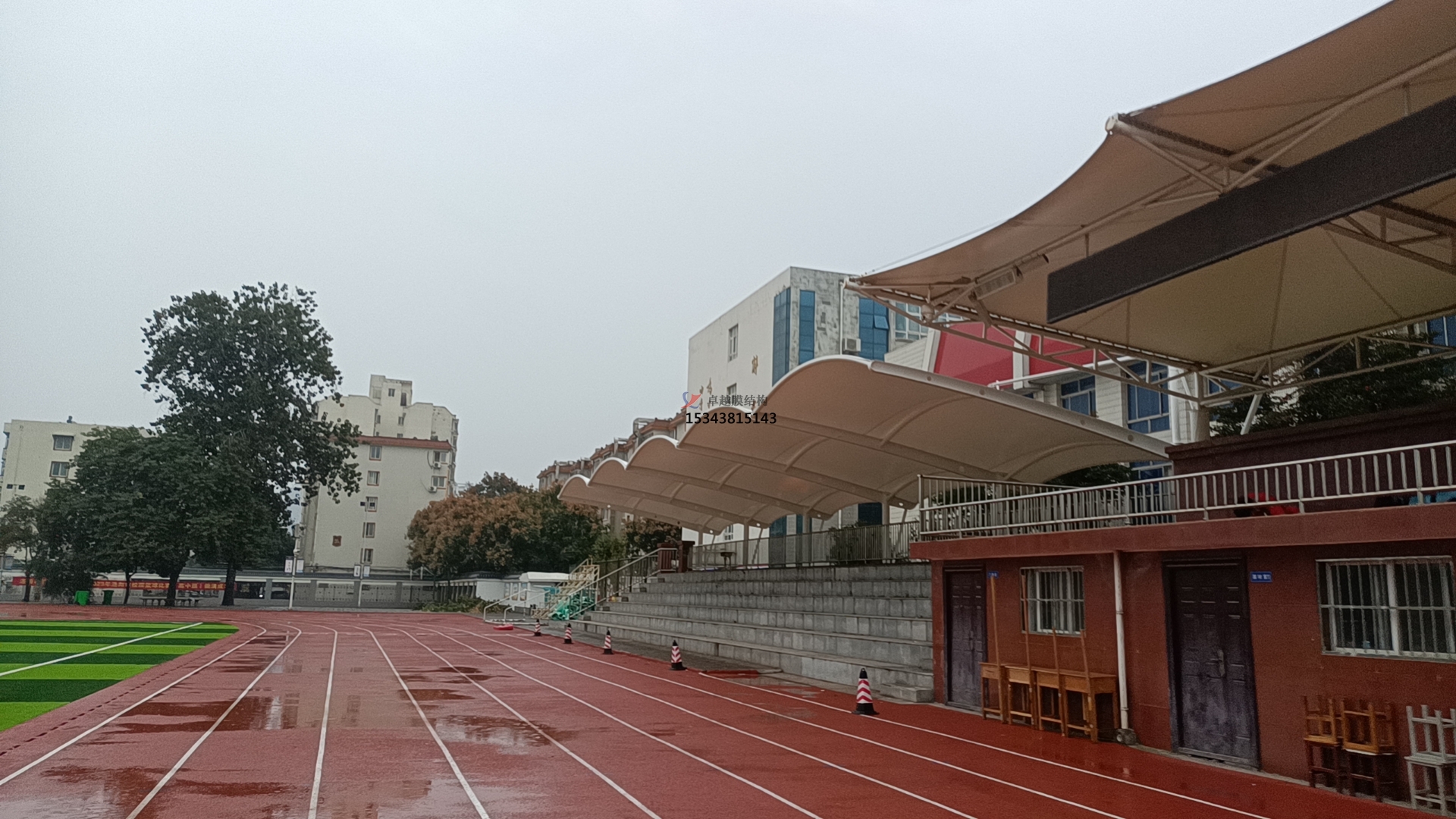學(xué)校田徑場<font color='red'>膜結(jié)構(gòu)看臺</font>遮陽棚如何選擇材料？不同材料對其性能有何影響？