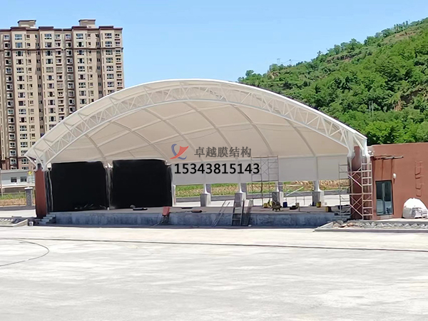 舞臺建筑采用膜結構的原因？